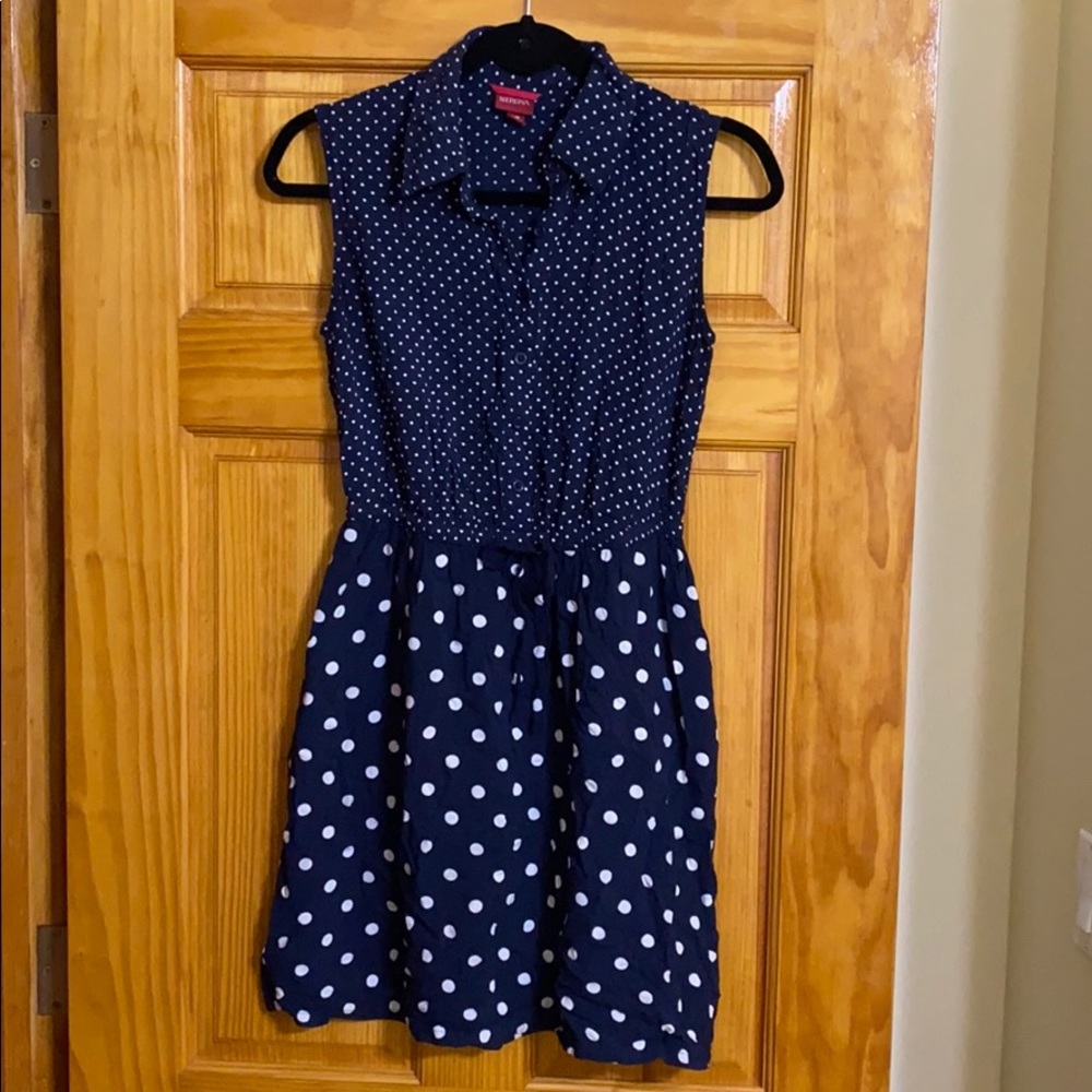 Adorable Short, polka-dotted dress with a collar